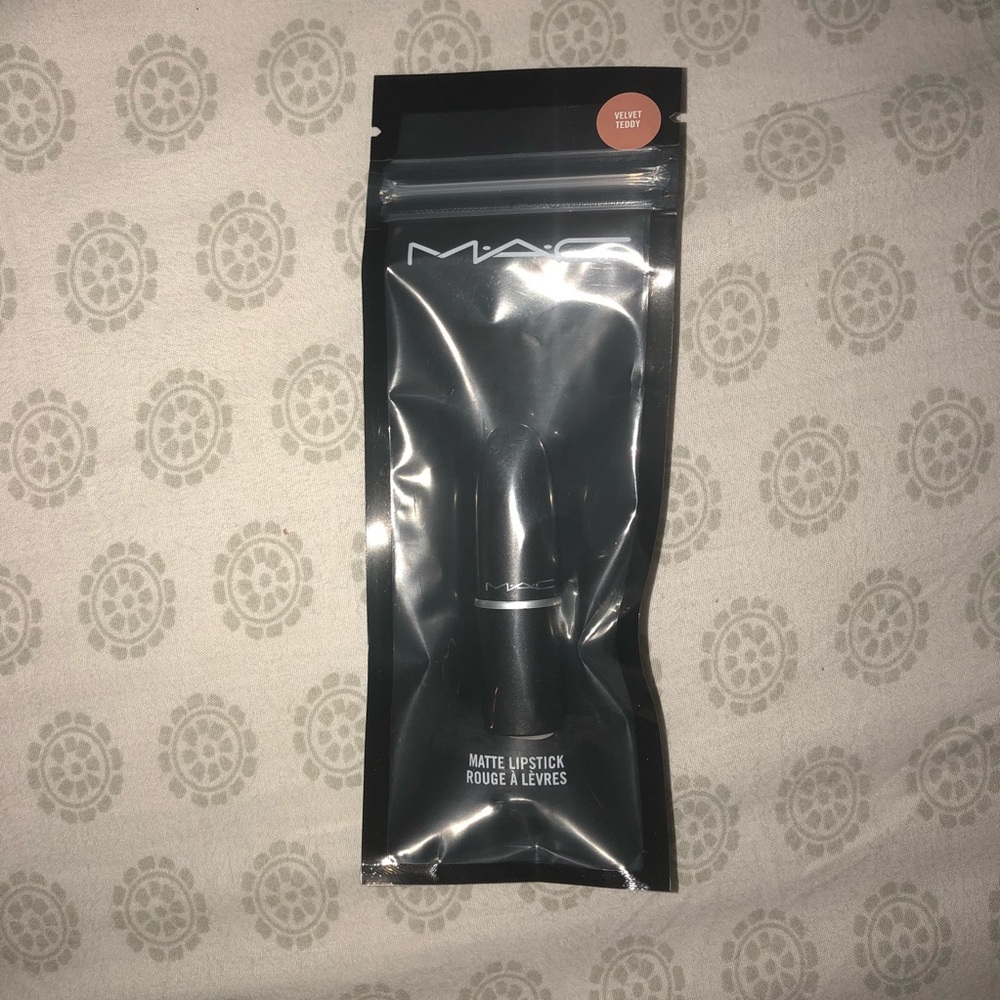 Mini Mac Lipstick in the color Velvet Teddy